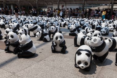 Bangkok, Tayland - Mart 8, 2016:1600 pandalar + Th, kağıt mache pandalar 8 Mart 2016 üzerinde Flash mob. Bu kampanya Wwf hala kalan 1.600 pandalar temsil etmek ve Tayland nesli tükenmekte olan hayvanlar için koruma bilincini artırmak için.