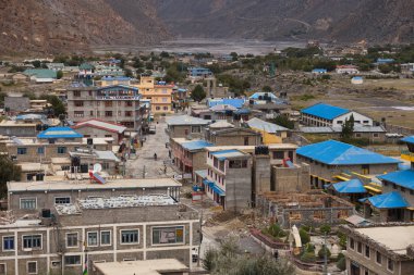 Jomsom, Nepal - Eylül 12: Jomsom Köyü, Nepal 12 Eylül 2015 tarihinde. Jomsom olduğunu popüler Annapurna devre köyde trekking.