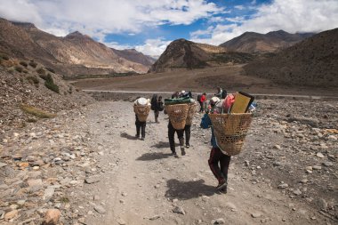 Jomsom, Nepal - Eylül 12 - yerli 12 Eylül 2015 kırsal yolda git. Yolun Annaurna bölgede köye ve trekking için çok popüler bağlamak için.