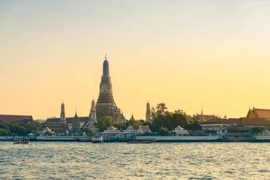 Wat Arun Ratchawararam Ratchawaramahawihan ya da Wat Arun Temple of Dawn alacakaranlık Bangkok, Tayland olduğunu..