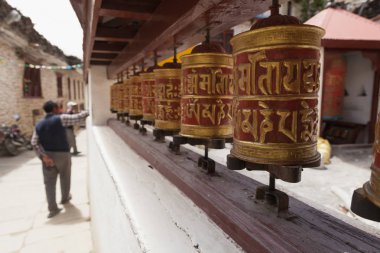 Tibet ibadet tekerlerimi ya da dua'nın sadık Budistler Marpha köyde rulo. Annapurna alan, Nepal.