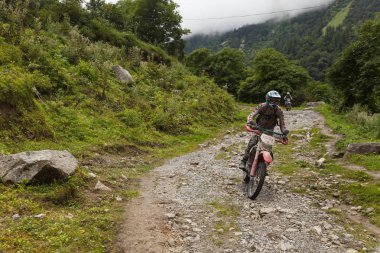 Kowang, Nepal - 13 Eyl: Tanımlanamayan motorcu rede motocross motor 13 Eylül 2015 Annapurba alanı'nda yerel yolda.