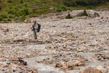 Mustang, Nepal - 13 Eyl: Tanımlanamayan backpacker Annapurna devre 13 Eylül 2015 trekking. Annapurna devre en popüler trekking Nepal yoldur.