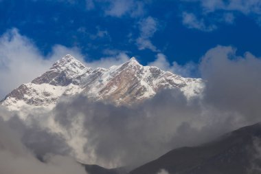 Bulutlu Karlı Dağ.