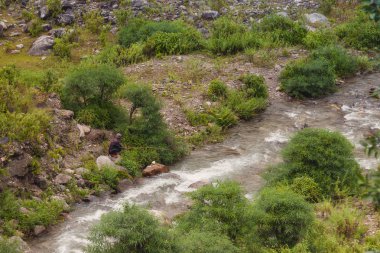 Tatopani, Nepal - Eylül 14 - tanımlanamayan yerli kaya 14 Eylül 2015 Balık Annapurna alanında, Nepal için kürsüye.
