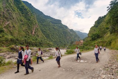 Tatopani, Nepal - Eylül 14 - yerli öğrenci 14 Eylül 2015 kırsal yolda git. Yolun Annaurna bölgede köye ve trekking için çok popüler bağlamak için.