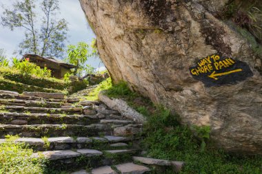 Annapurna alanında, Nepal Ghore Pani köyü işaretler sonrası.