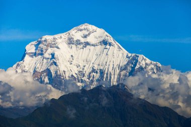 Bulutlu Karlı Dağ.