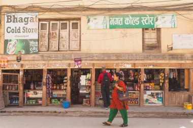 Katmandu, Nepal - 18 Eylül 2015: Nepal 18 Eylül 2015 tarihinde yerel dükkan. Meyve, sebze, su ve diğer ihtiyaçlar şey canlı yaşam için satmak Mağazalar.