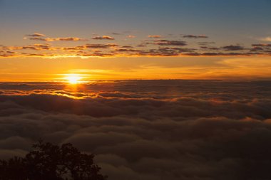Güneş ve gündoğumu zaman Doi Luang Chiang Dao, Chiang Ma bulut