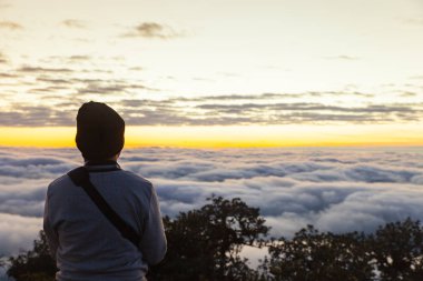Chiang Mai, Tayland - 7 Aralık 2015: Adam için bakmak gündoğumu Doi Luang Chiang Dao dağ, Chaing mai, Tayland tarihinde 7 Aralık 2015
