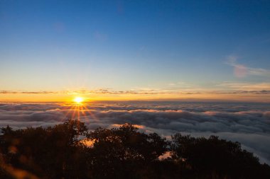 Güneş ve bulut gündoğumu zaman Doi Luang Chiang Dao, Chiang Mai, Tayland.