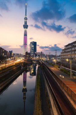 Tokyo, Japonya - 28 Mart: Tokyo Skytree kule Japonya'da en yüksek müstakil yapısı var. Akşam-ecek var olmak Led ışık tarafından Mar 28,2016 içinde Tokyo Japonya aydınlatmak..