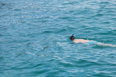 Surat Thani, Tayland - 19 Temmuz: Ang Thong Ulusal Deniz Parkı içinde Temmuz'da 19,2016 içinde Surat Thani, Tayland şnorkel ile turistler keyfini çıkarın.