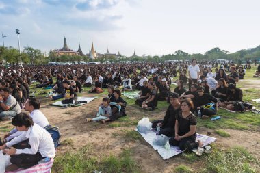 Bangkok, Tayland - Ekim 14,2016: Tay insanlar katılmak cenazeye Kral Bhumibol Adulyadej Ekim'de 14,2016 içinde Bangkok, Tayland. Kral Bhumipol, dünyanın en uzun hükümdar, dizginleme 88 October13, Bangkok'un Diriraj hastanede 2016 öldü.