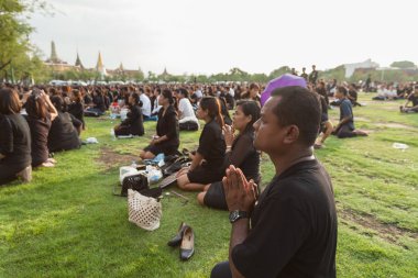 Bangkok, Tayland - Ekim 14,2016: Tay insanlar katılmak cenazeye Kral Bhumibol Adulyadej Ekim'de 14,2016 içinde Bangkok, Tayland. Kral Bhumipol, dünyanın en uzun hükümdar, dizginleme 88 October13, Bangkok'un Diriraj hastanede 2016 öldü.