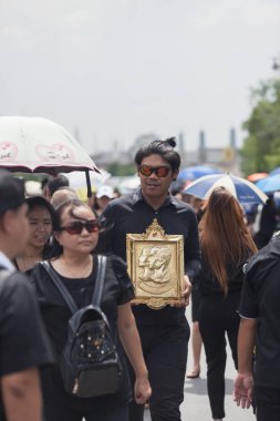 Bangkok, Tayland - Ekim 14,2016: Tay 14,2016 içinde Bangkok, Tayland kralı Bhumibol Adulyadej cenaze alayı Ekim sırasında insanlar.