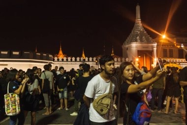 Bangkok, Tayland - Ekim 16,2016: kral Bhumibol Adulyadej için yas tutanlar Kraliyet Sarayı Ekim duvarları çevresinde kalabalıklar 16,2016.