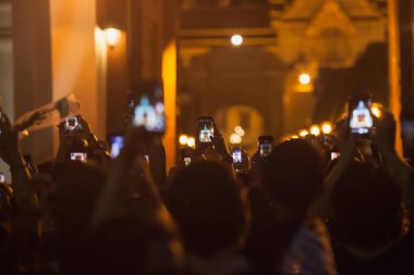 Bangkok, Tayland - Ekim 16,2016: Tay insanlar Ekim Kraliyet Sarayı'nın duvarları yakınında kral Bhumibol Adulyadej cenaze sırasında fotoğrafı çekin 16,2016 Bangkok, Tayland.