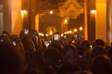 Bangkok, Tayland - Ekim 16,2016: Tay insanlar Ekim Kraliyet Sarayı'nın duvarları yakınında kral Bhumibol Adulyadej cenaze sırasında fotoğrafı çekin 16,2016 Bangkok, Tayland.