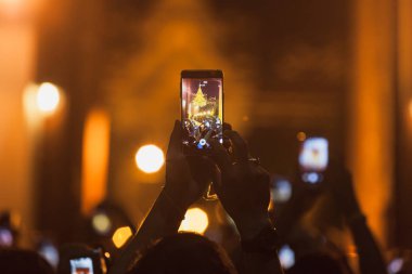 Bangkok, Tayland - Ekim 16,2016: Tay insanlar Ekim Kraliyet Sarayı'nın duvarları yakınında kral Bhumibol Adulyadej cenaze sırasında fotoğrafı çekin 16,2016 Bangkok, Tayland.