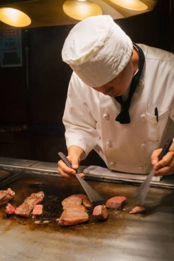 Kobe, Japonya - 29 Mar 2016: sığır eti biftek veya tepanyaki Kobe, Japonya Japon restoranında yemek Şef.