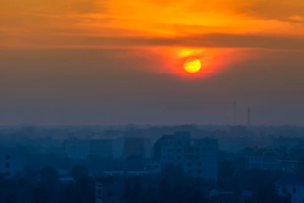 Sonnenaufgang Über Der Silhouettenstadt — Stockfoto