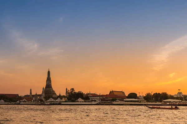 stock image Wat Arun Ratchawararam Ratchawaramahawihan or Wat Arun is Temple of Dawn at twilight in Bangkok, Thailand.