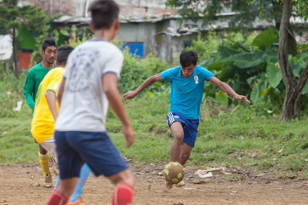 Pokhara, Nepal - 11 Eylül 2015: kimliği belirsiz kişi üzerinde 11 Eylül 2015 yılında Pokhara, Nepal yere fewa Gölü yakınındaki futbol oynayan.