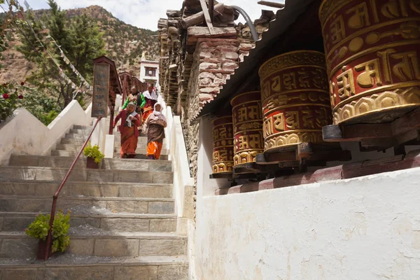 Marpha, Nepal - 12 Eylül 2015: Tibet ibadet tekerlerimi ya da sadık Buddhistson 11 Eylül 2015 yılında Marpha köyü Annapurna alan, Nepal, dua'nın rulo.