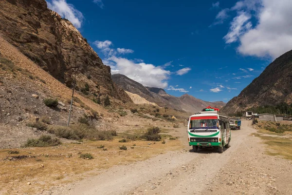 Kırsal yol çevreleyen dağlarla Annapurna bölgesinde, Nepal üzerinde yerel otobüs.