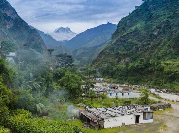 尼泊尔 Annapurna 赛道徒步旅行时的 Nilgiri 山景观 — 图库照片