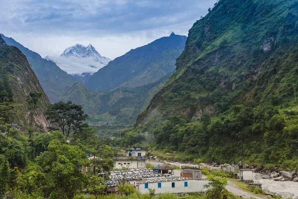 ここタトパニ村アンナプルナ一周トレッキング ネパールでトレッキング中のニルギリ山の景色 — ストック写真