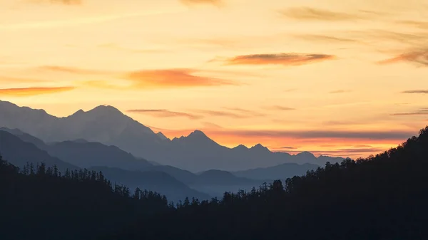 Karlı dağ Güneş doğmadan önce poon Hill, Nepal görünümünü.