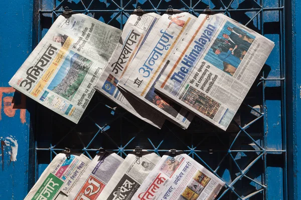 Kathmandu Nepal Сентября 2015 Непальские Газеты Выставлены Перед Магазином Газет — стоковое фото