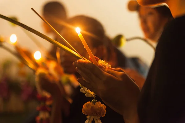Bangkok, Tayland - Ekim 16,2016: insanlar dua saygı kral Bhumibol Adulyadej için Kraliyet Sarayı duvarları Ekim tarihinde 16,2016.