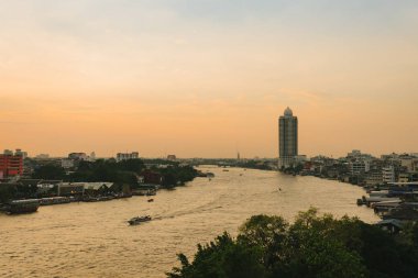 Gün batımında Bangkok chao phraya nehri Cityscape.