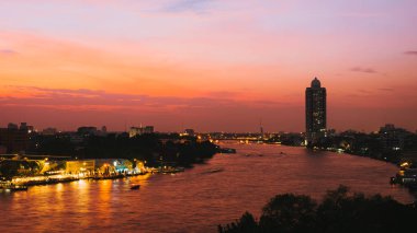 Gün batımında Bangkok chao phraya nehri Cityscape.