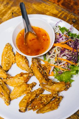 Baharatlı kızarmış tavuk kanatları