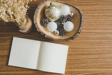 Noel süslemeleri ile boş boş kitap ile Noel konsepti.