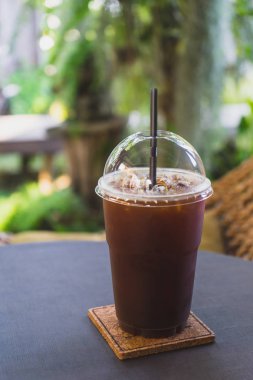 Bahçe kafede masada buzlu americano kahve.