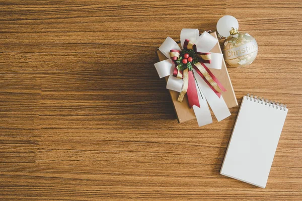 Noel süslemeleri ile boş boş kitap ile Noel konsepti.