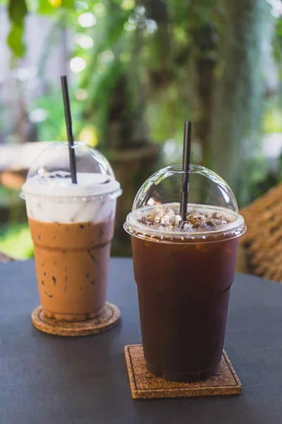 Bahçe kafede masada buzlu kahve.