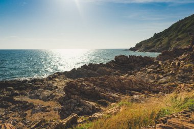 Khao Laem Ya güzel gün batımında kaya ile Seascape, Tayland.