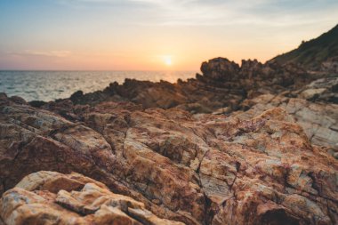 Khao Laem Ya güzel gün batımında kaya ile Seascape, Tayland.