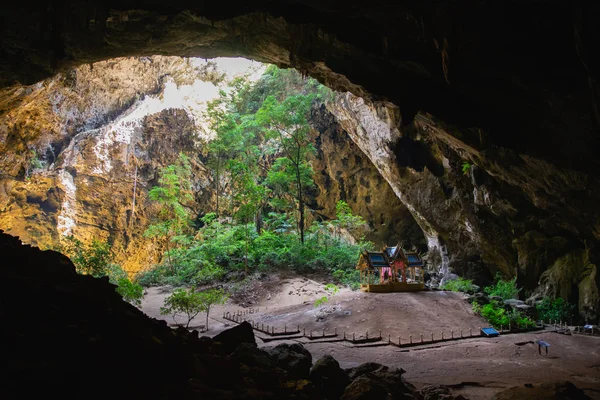 Pabellón real en la cueva Phraya Nakorn . — Foto de Stock