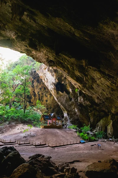 Pabellón real en la cueva Phraya Nakorn . — Foto de Stock