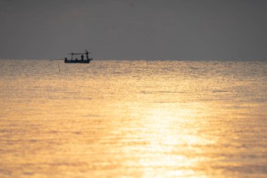 Sam Roi Yot Milli Parkı'nda gündoğumu sahnesi ile denizde yerel balıkçı teknesi.