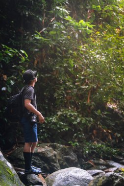 Hala-Bala vahşi yaşam sığınağının yağmur ormanlarında duran adam.