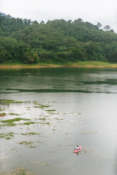 Balıkçı ve küçük balıkçı teknesi ve Bang Lang rezervuar yüzen.